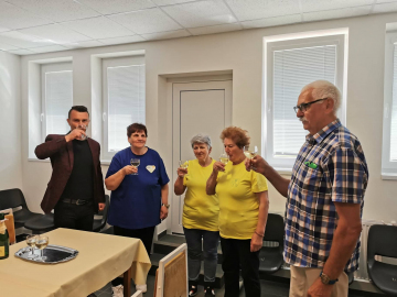 Dňa 18.5.2022  v rámci obvodových športových hier, ktoré sa konali v našej obci Kružlov som slávnostne odovzdal spoločenské priestory seniorom, ktoré budu slúžiť jednote dôchodcov ako klubovňa. Športových hier  sa zúčastnili dôchodcovia z Lenartova, Malcova a Kružlova. Víťazom sa stalo domáce družstvo a to Kružlov. Okrem iných cien firma Flameshoes darovala všetkým účastníkom obuv, za čo im ďakujeme.  Prajem Vám veľa zdravia a tešíme sa na ďalšie spoločné akcie.