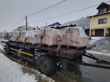 Na Lemkówskom dvore "vyrástol" najväčší dom  č. 1. Práve dorazili komínové súpravy do všetkých 5 domčekov. Postupne sa budú montovať. Každý dom bude mať svoje vykurovanie, pomocou piecky na tuhé palivo. Prajem pekný deň.