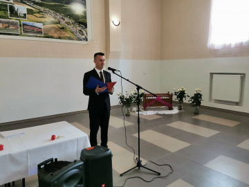 Narodenie dieťaťa je najsilnejším okamihom v živote rodičov, radostnou chvíľou pre celú rodinu a taktiež významná udalosť pre obec. V našej obci sa v nedeľu 22. mája 2022 uskutočnilo slávnostné uvítanie detí, ktoré sa narodili v roku 2019, 2020 a 2021.     Starosta všetkých prítomných privítal a v krátkom programe vystúpila naša ZŠ. Bolo to veľmi pekné spestrenie celej akcie. Potom starosta rodičom odovzdal darčeky so želaním, aby im deti robili čo najviac radosti a každej mamičke venoval krásnu ružu. Našim malým spoluobčanom prajeme šťastný a radostný život.Prajeme vám, aby sa vám podarilo vychovať takých ľudí, ktorí budú vašou ozdobou a budú pokračovateľmi vášho života.