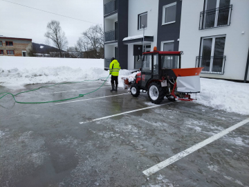 Pred avizovaným ochladením sme sa rozhodli pripraviť ľadovú plochu ❄️⛸v dolnej časti obce pri novej bytovke na parkovisku. Dnes večer opäť polejeme vodou a pevne veríme, že sa podarí urobiť klzisko. Prajem príjemný deň.